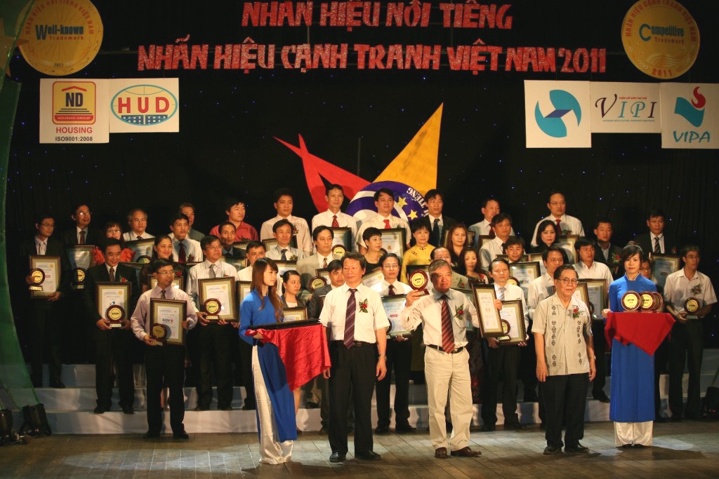 Năm 2011 - Nhựa Tiền Phong lần thứ hai liên tiếp nhận danh hiệu “Top 20 nhãn hiệu nổi tiếng Việt Nam”
