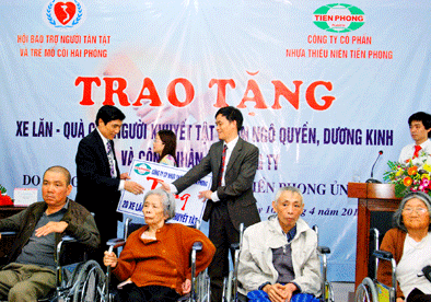 Nhựa Tiền Phong trao tặng 20 xe lăn nhân ngày người khuyết tật Việt Namm (18 tháng 4)