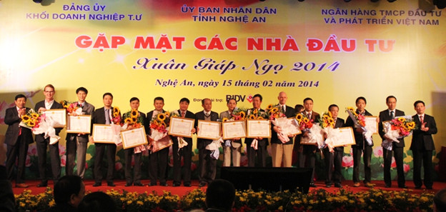 Công ty TNHH nhựa TNTP miền Trung vinh dự nhận bằng khen của chủ tịch UBND tỉnh Nghệ An
