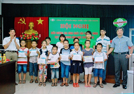 Nhựa Tiền Phong tổ chức hội nghị biểu dương gia đình xuất sắc và các cháu đạt giải trong năm học 2012-2013