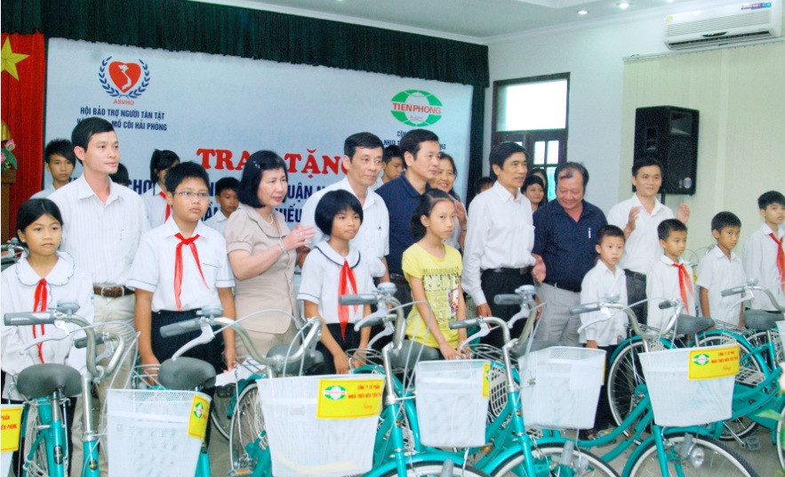 Nhựa Tiền Phong trao tặng xe đạp cho các cháu trẻ em mồ côi