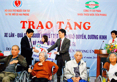 Nhựa Tiền Phong trao tặng 20 xe lăn nhân ngày người khuyết tật Việt Namm (18 tháng 4)