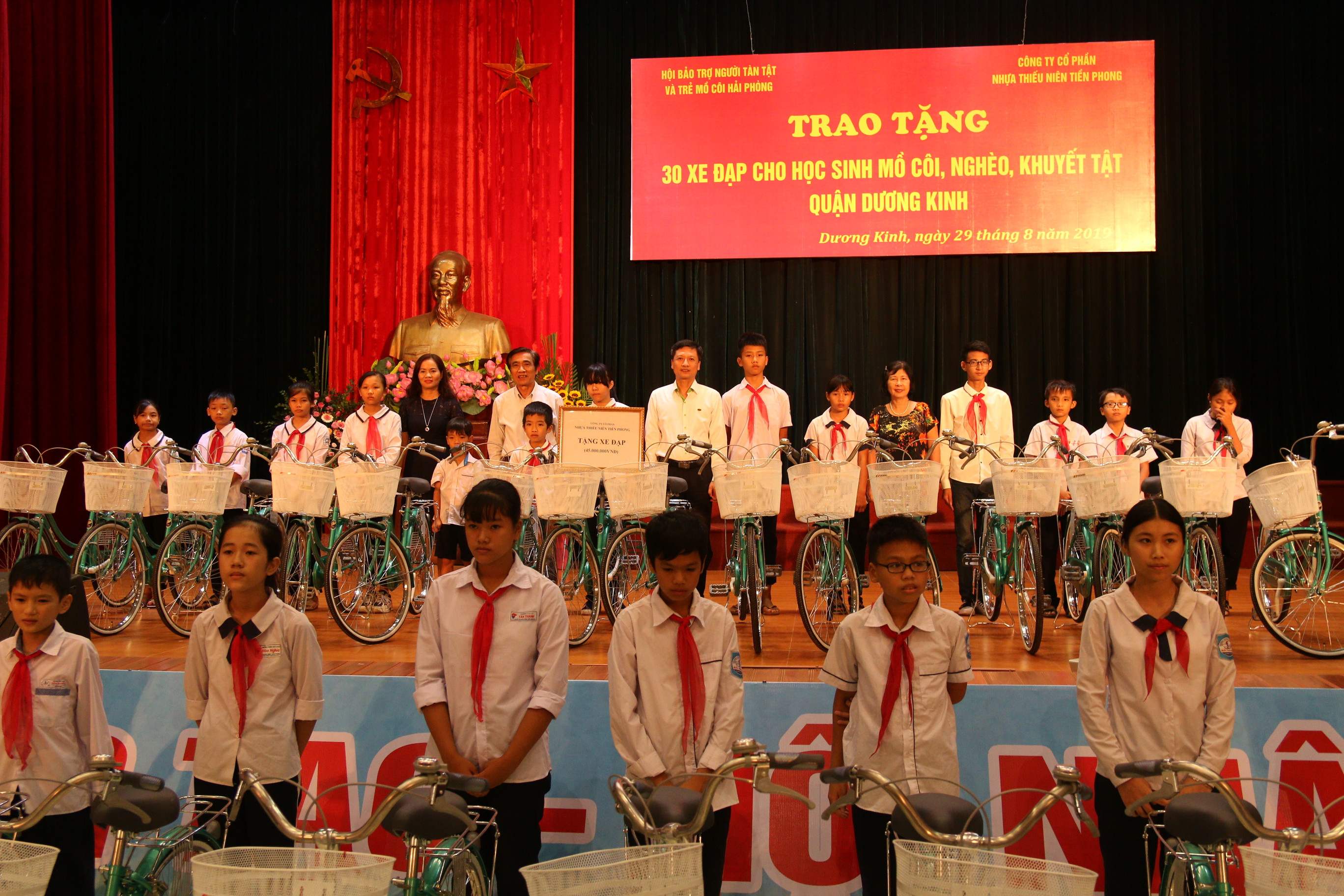 Nhựa Tiền Phong trao tặng xe đạp cho trẻ em có hoàn cảnh khó khăn quận Dương Kinh