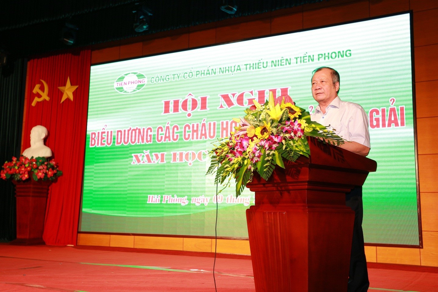 Nhựa Tiền Phong tổ chức hội nghị biểu dương con CBCNV học giỏi, đạt giải năm học 2015-2016